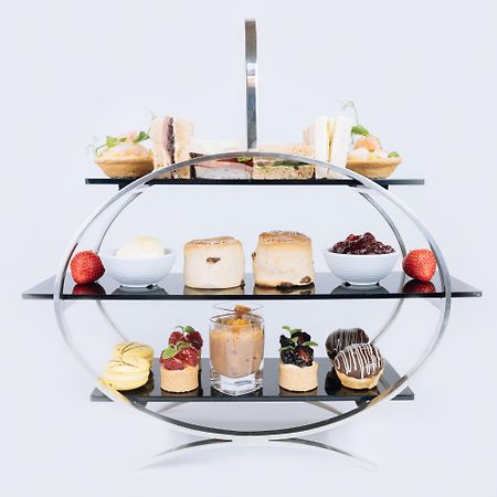โซฟิเทลลอนดอนแกทวิคโฮเต็ล Hotel ฮอร์เลย์ ภายนอก รูปภาพ A tea party