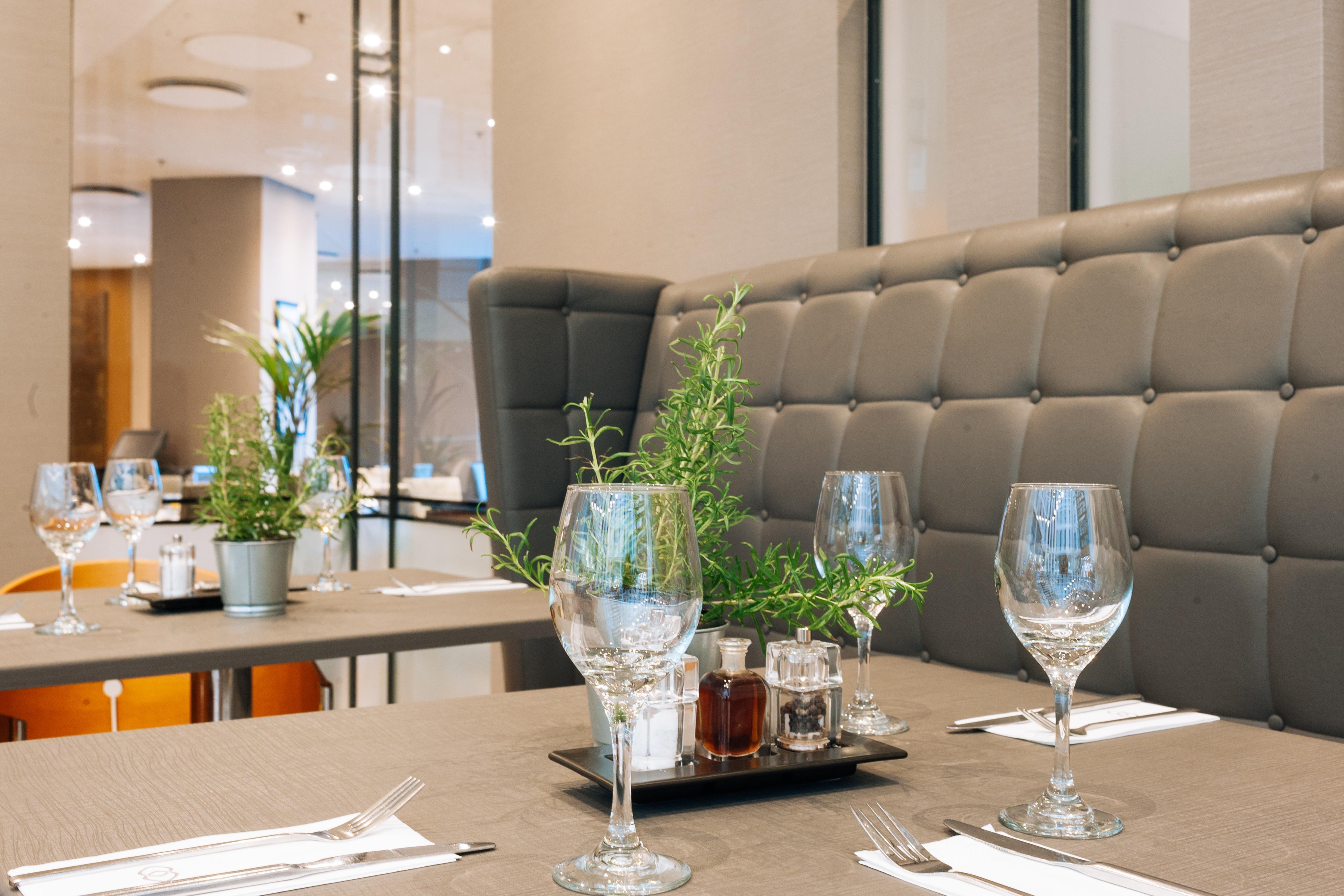 โซฟิเทลลอนดอนแกทวิคโฮเต็ล Hotel ฮอร์เลย์ ภายนอก รูปภาพ Restaurant interior design
