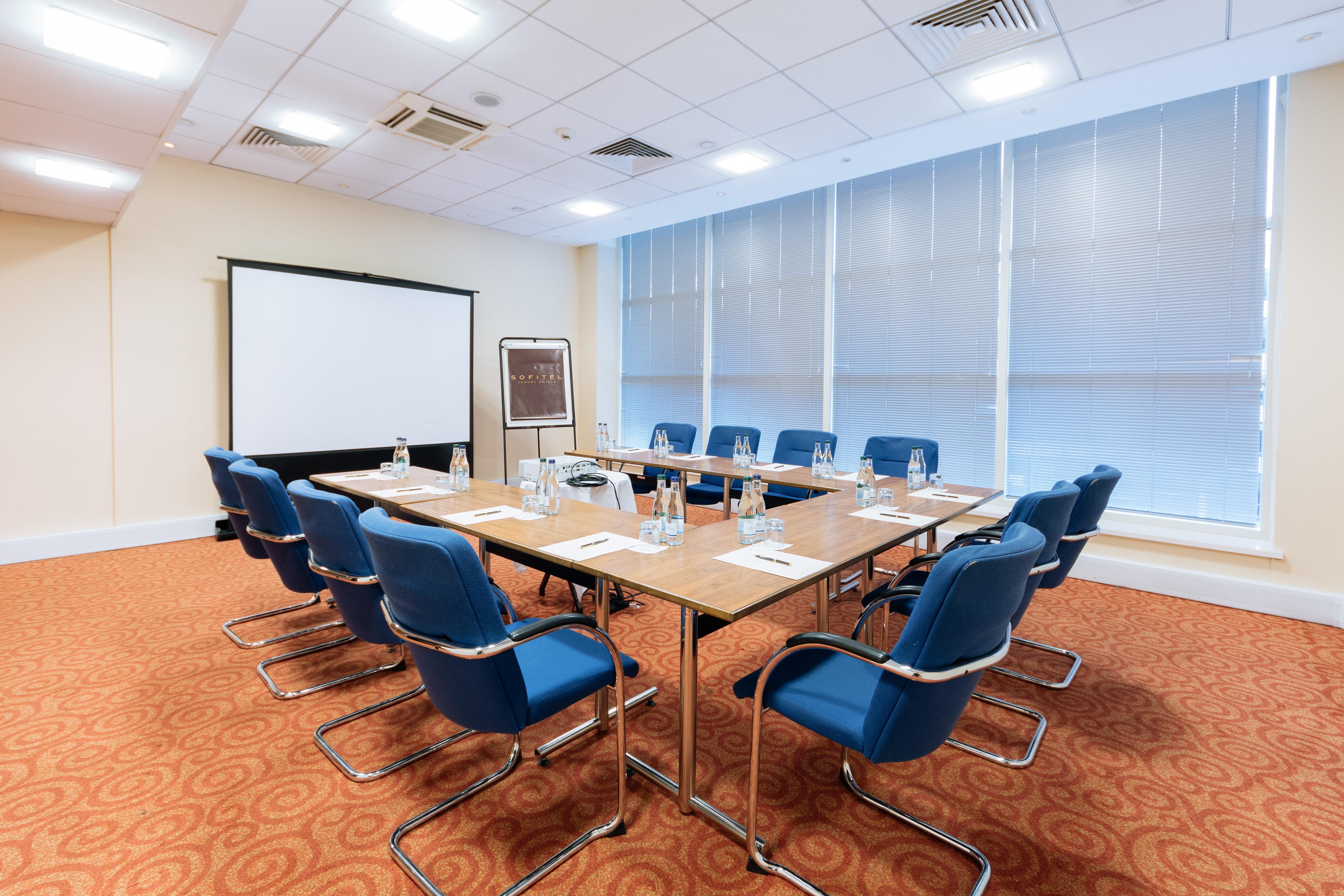 โซฟิเทลลอนดอนแกทวิคโฮเต็ล Hotel ฮอร์เลย์ ภายนอก รูปภาพ Meeting room at Sofitel London West