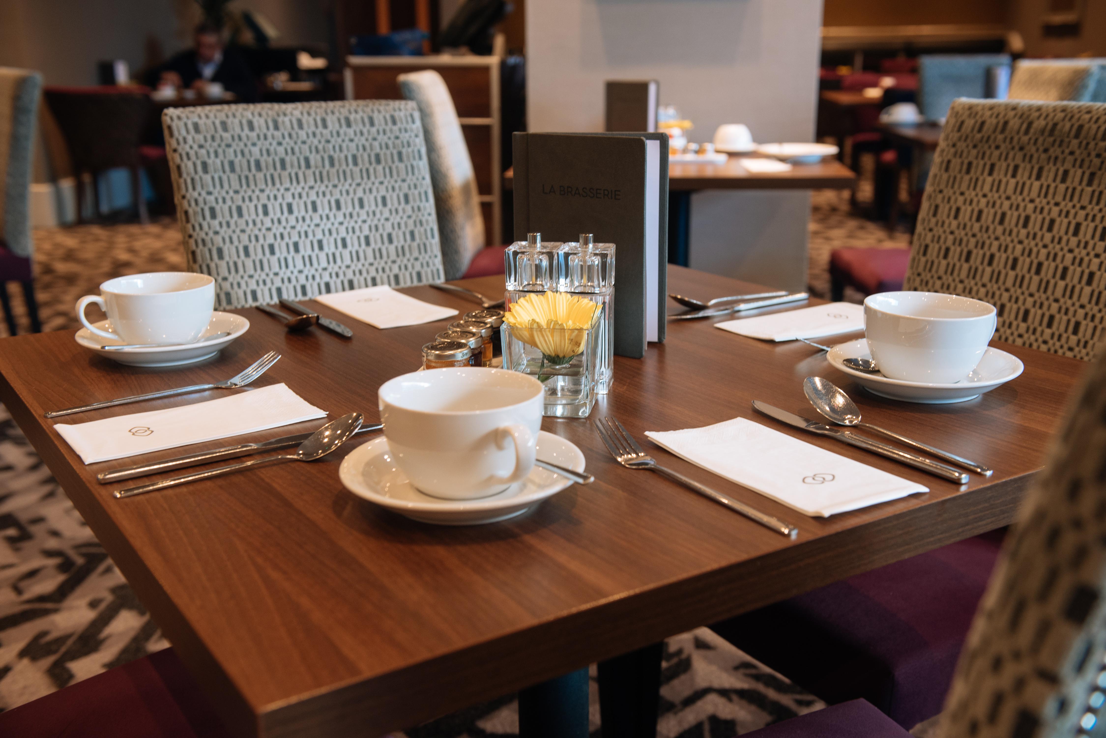 โซฟิเทลลอนดอนแกทวิคโฮเต็ล Hotel ฮอร์เลย์ ภายนอก รูปภาพ A table set for a breakfast buffet