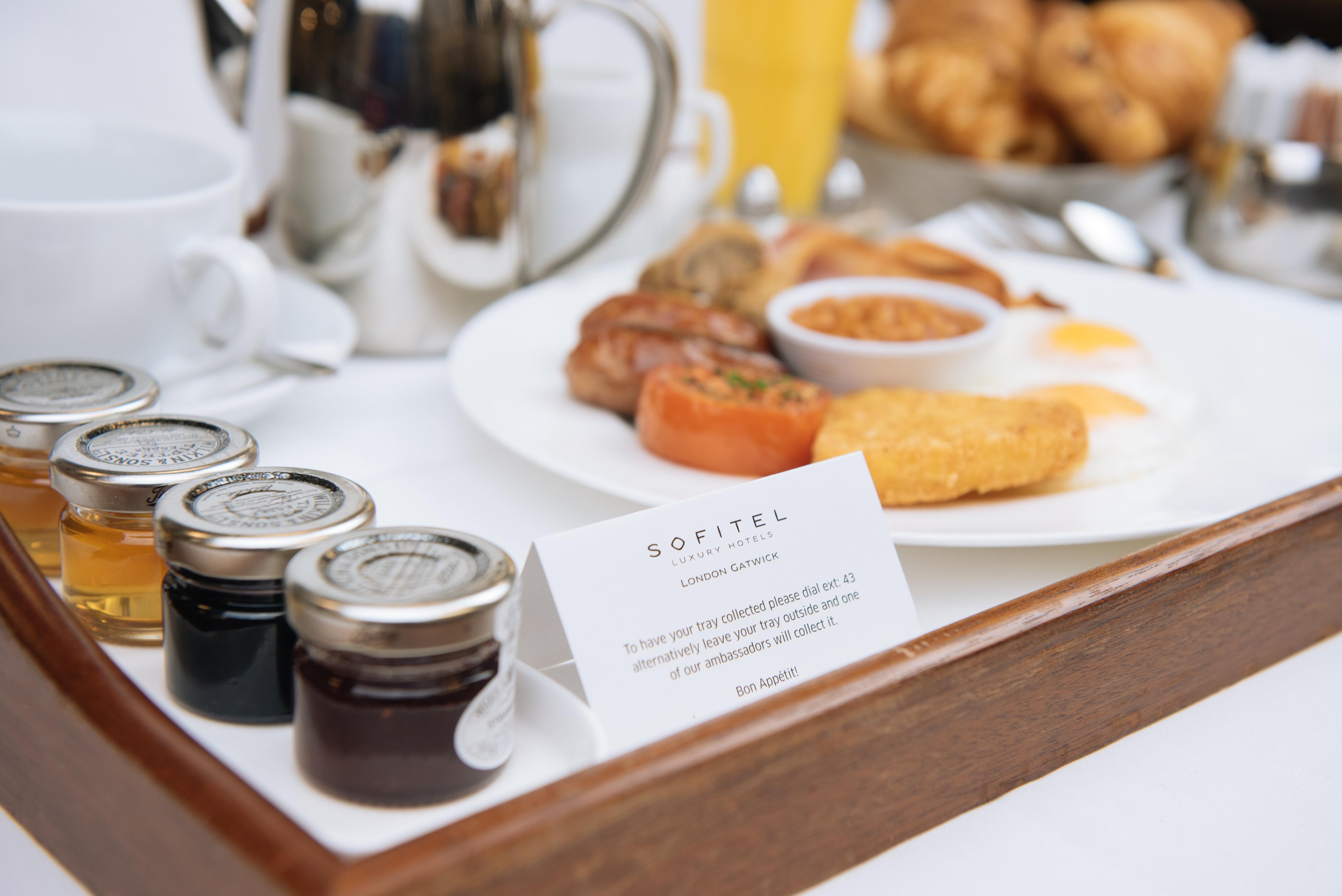 โซฟิเทลลอนดอนแกทวิคโฮเต็ล Hotel ฮอร์เลย์ ภายนอก รูปภาพ Breakfast tray at Sofitel London Gatwick