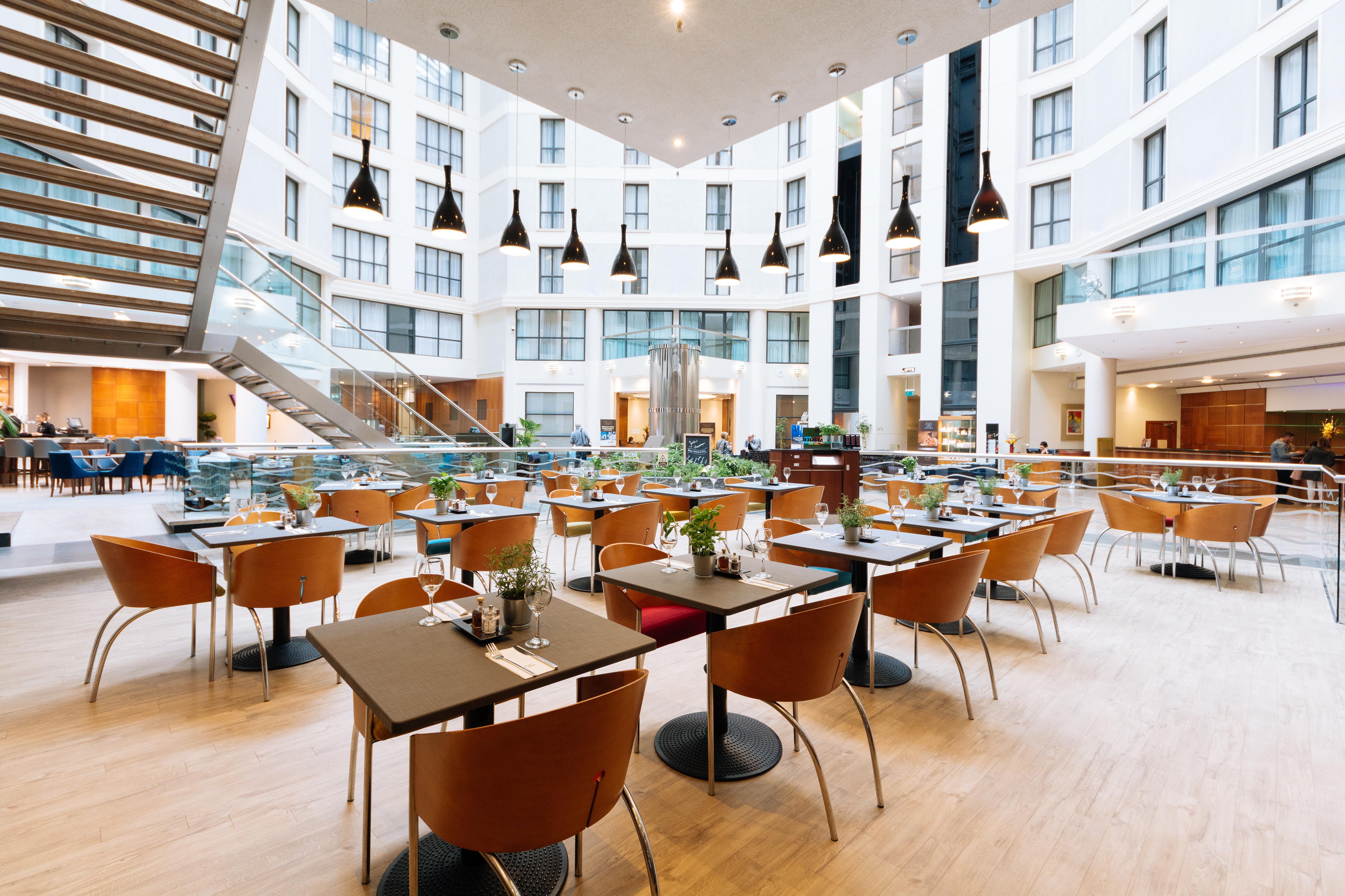 โซฟิเทลลอนดอนแกทวิคโฮเต็ล Hotel ฮอร์เลย์ ภายนอก รูปภาพ The interior of the hotel