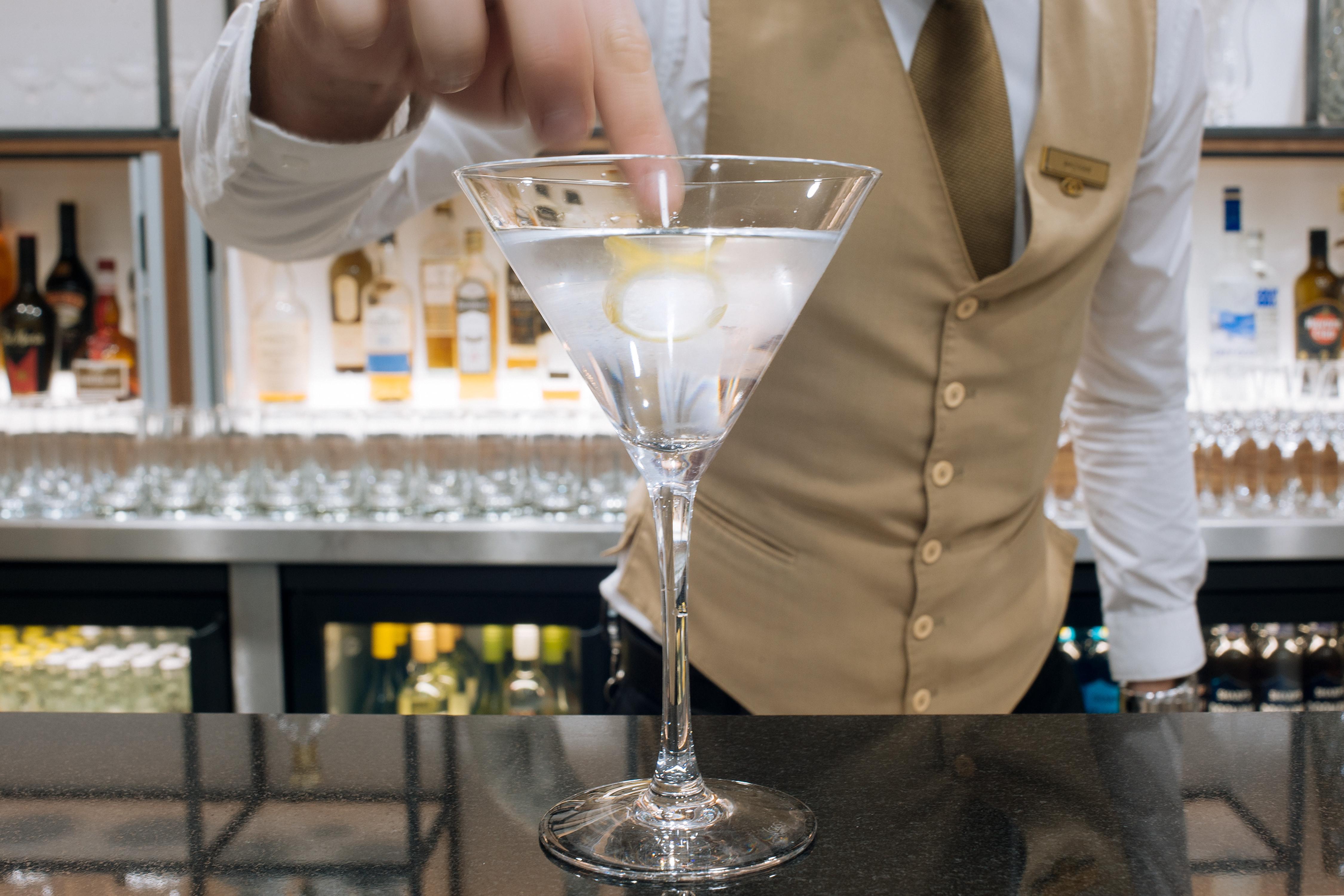 โซฟิเทลลอนดอนแกทวิคโฮเต็ล Hotel ฮอร์เลย์ ภายนอก รูปภาพ Cocktail being served in a martini glass