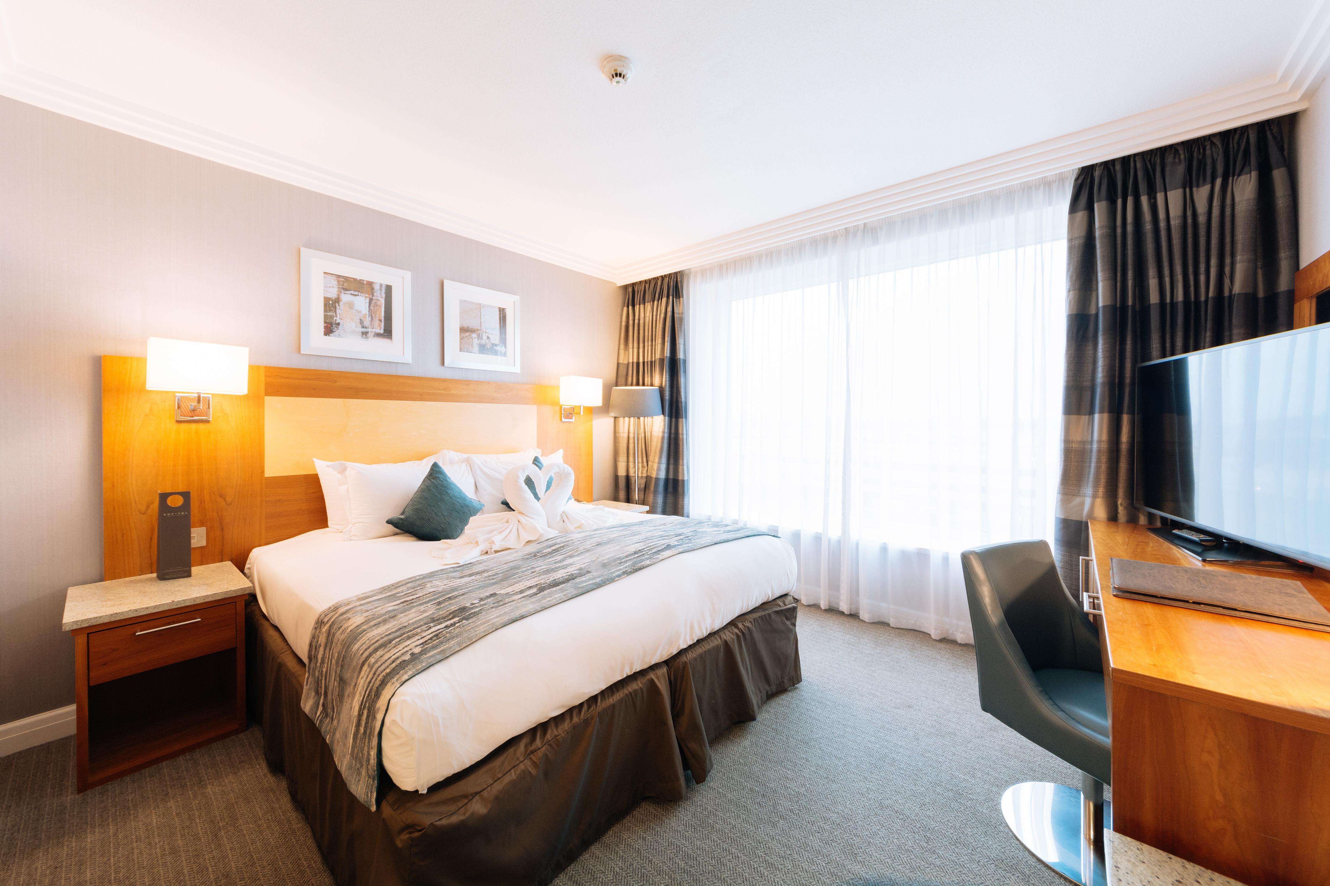 โซฟิเทลลอนดอนแกทวิคโฮเต็ล Hotel ฮอร์เลย์ ภายนอก รูปภาพ A room at the hotel