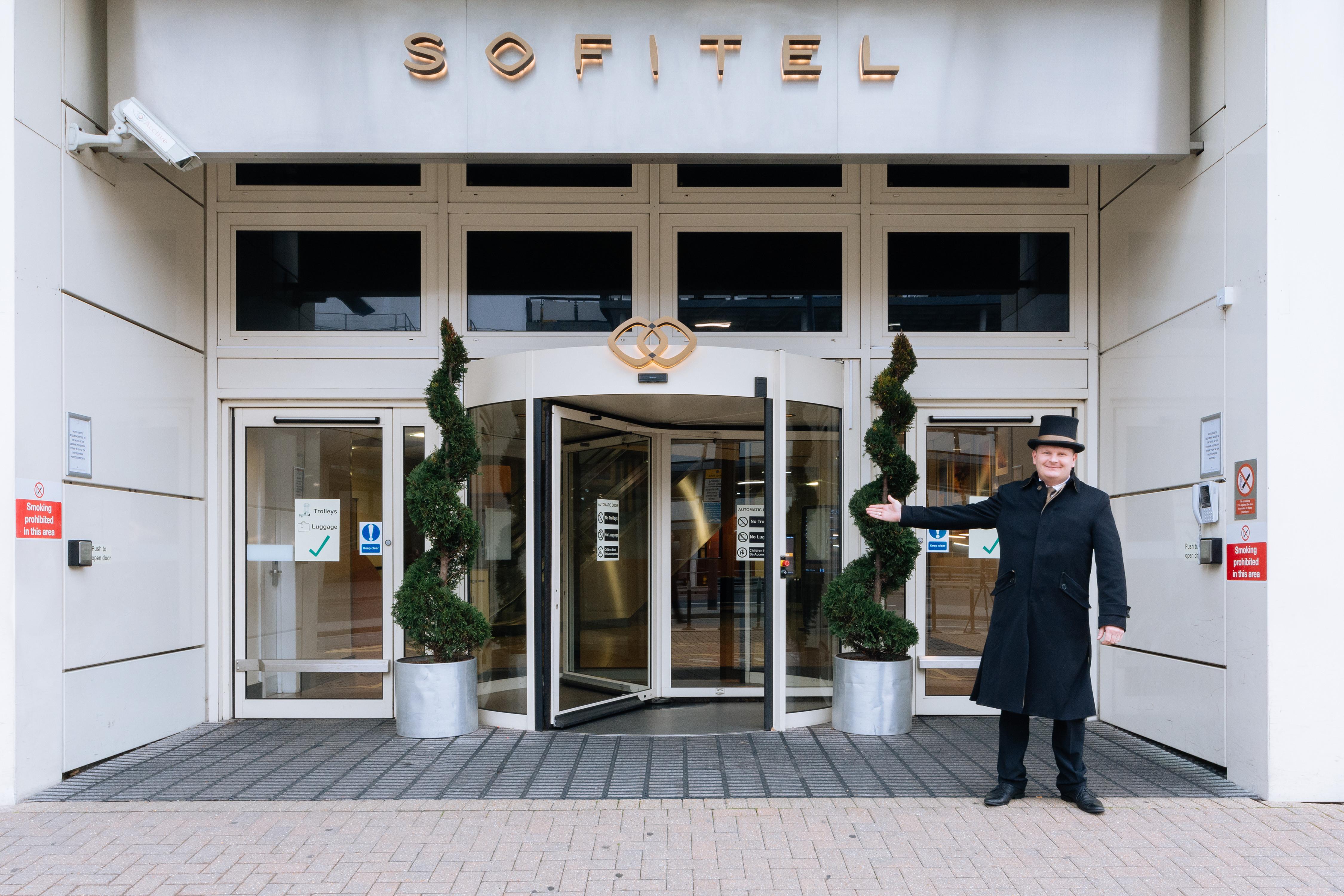 โซฟิเทลลอนดอนแกทวิคโฮเต็ล Hotel ฮอร์เลย์ ภายนอก รูปภาพ Receptionist at Sofitel Paris