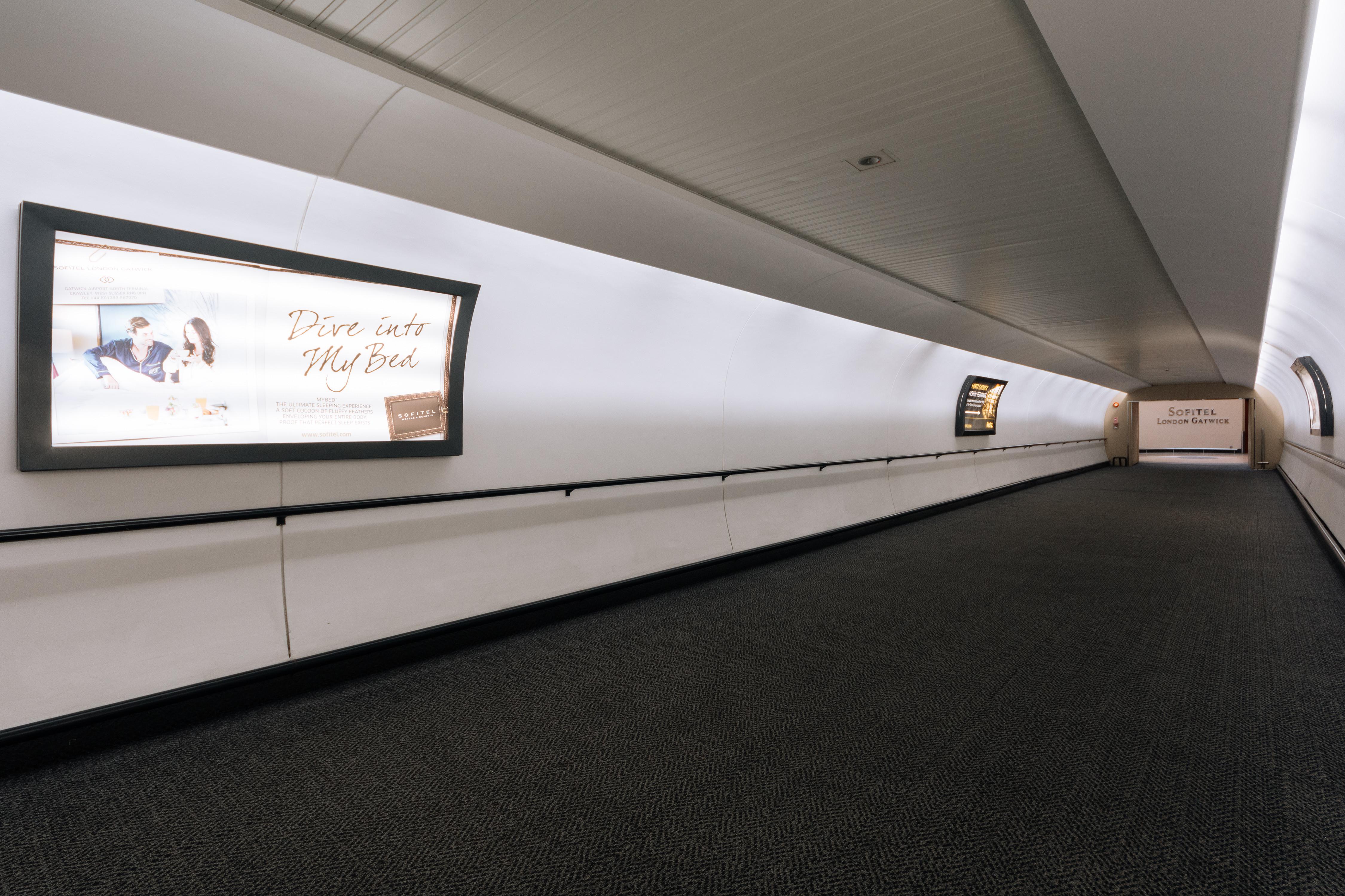 โซฟิเทลลอนดอนแกทวิคโฮเต็ล Hotel ฮอร์เลย์ ภายนอก รูปภาพ Advertising on the London Overground