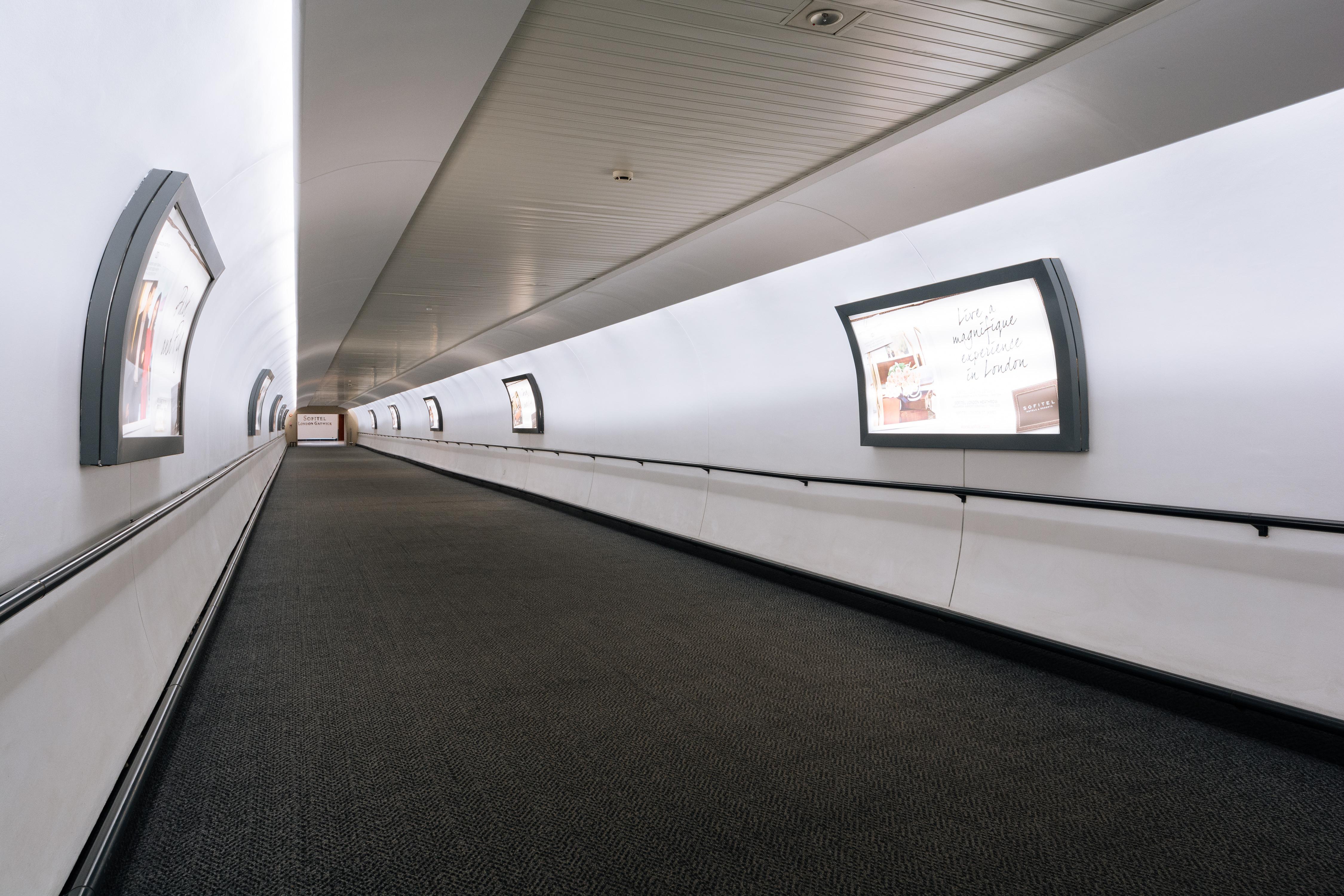 โซฟิเทลลอนดอนแกทวิคโฮเต็ล Hotel ฮอร์เลย์ ภายนอก รูปภาพ Advertising in the tunnel