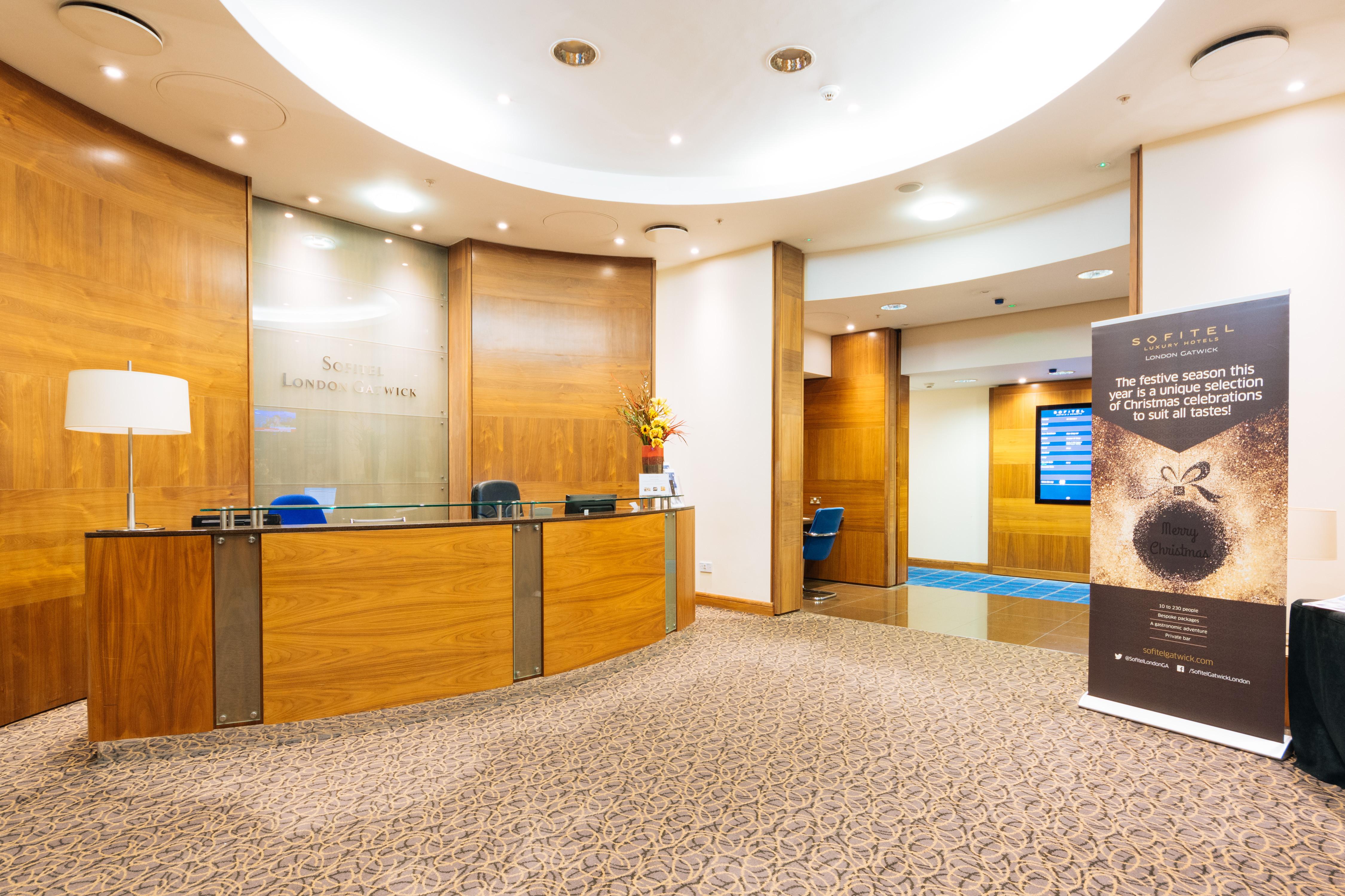 โซฟิเทลลอนดอนแกทวิคโฮเต็ล Hotel ฮอร์เลย์ ภายนอก รูปภาพ Reception of the Sofitel London Gatwick