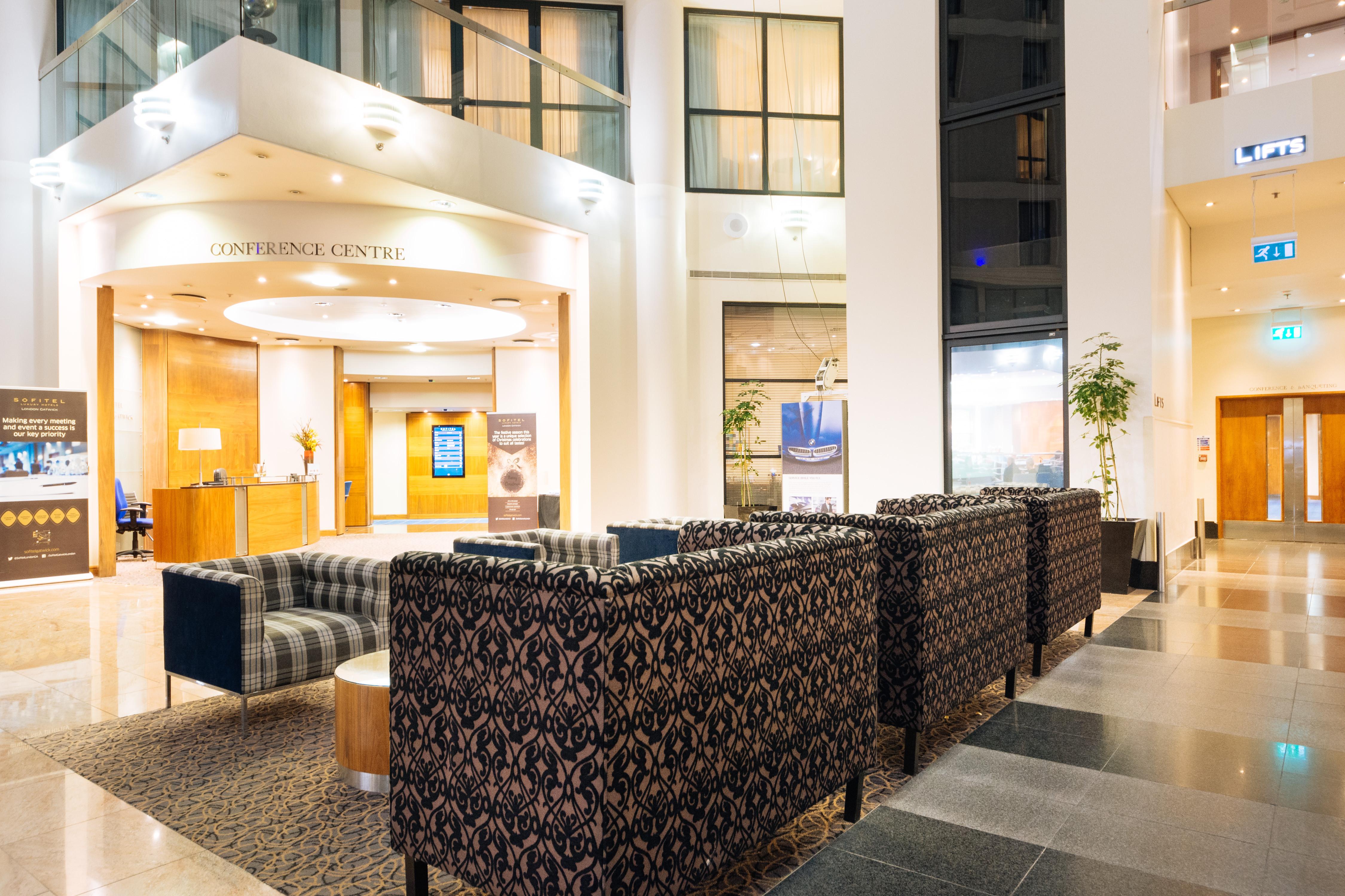 โซฟิเทลลอนดอนแกทวิคโฮเต็ล Hotel ฮอร์เลย์ ภายนอก รูปภาพ Reception area