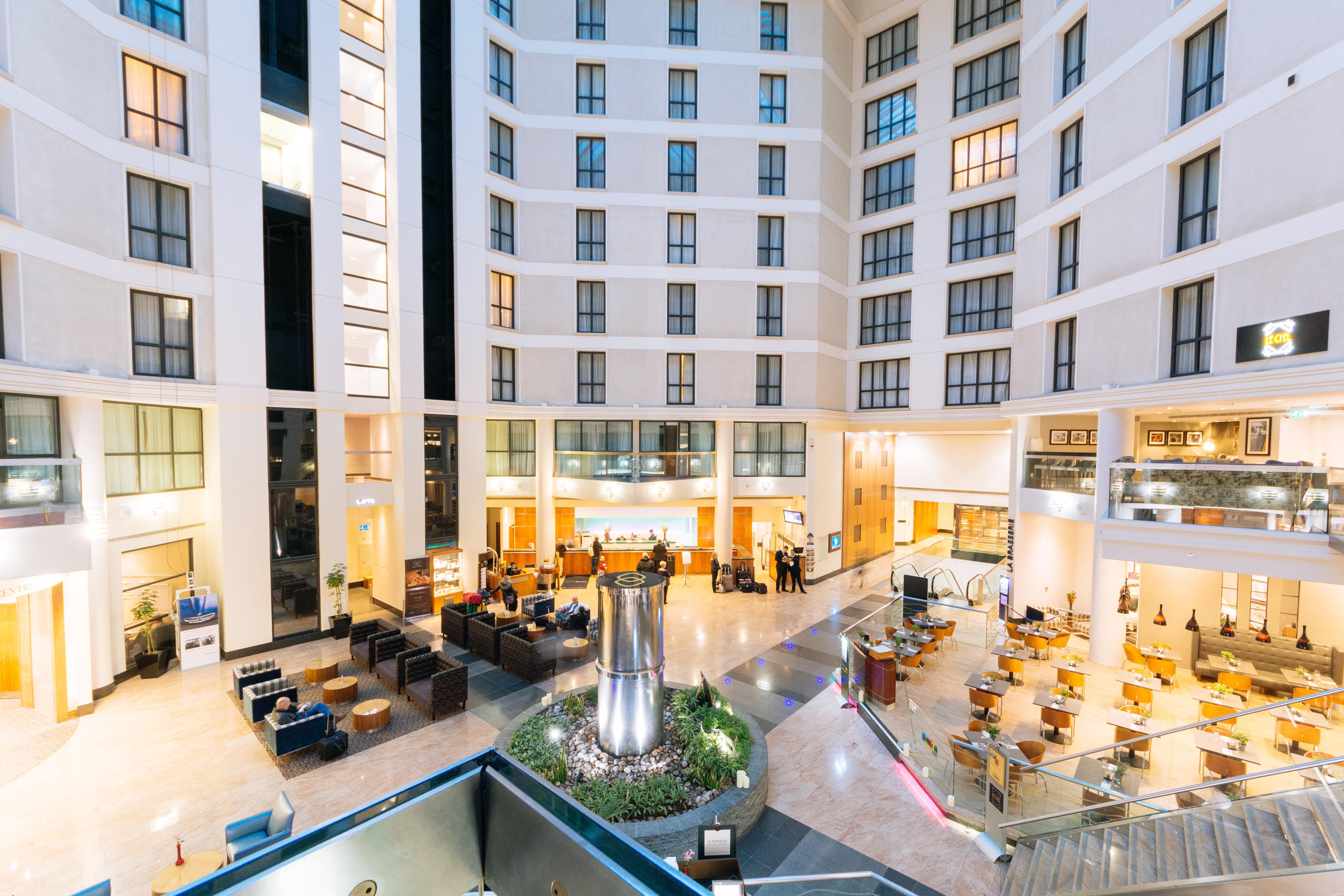 โซฟิเทลลอนดอนแกทวิคโฮเต็ล Hotel ฮอร์เลย์ ภายนอก รูปภาพ The hotel's lobby