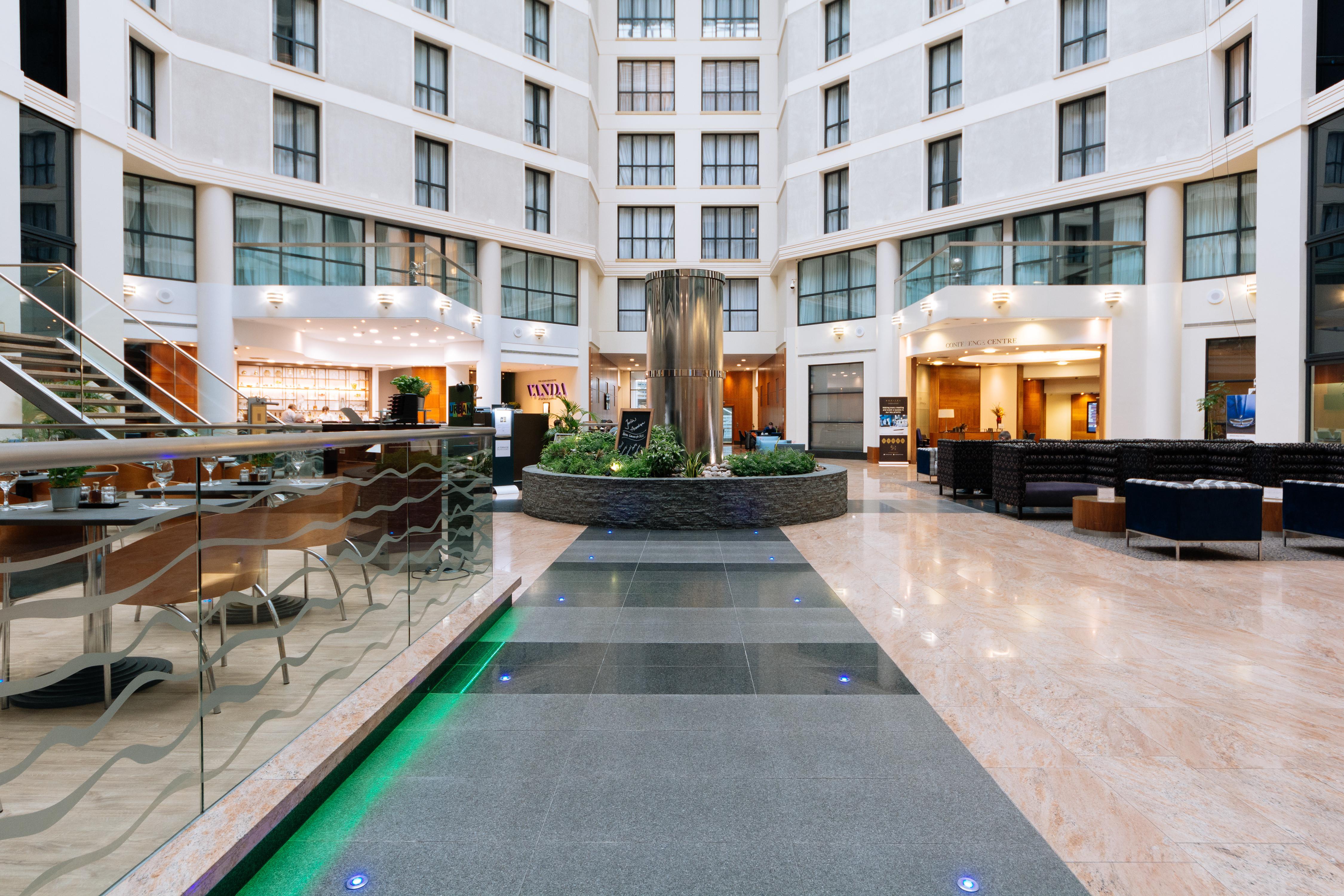 โซฟิเทลลอนดอนแกทวิคโฮเต็ล Hotel ฮอร์เลย์ ภายนอก รูปภาพ The reception area of the hotel