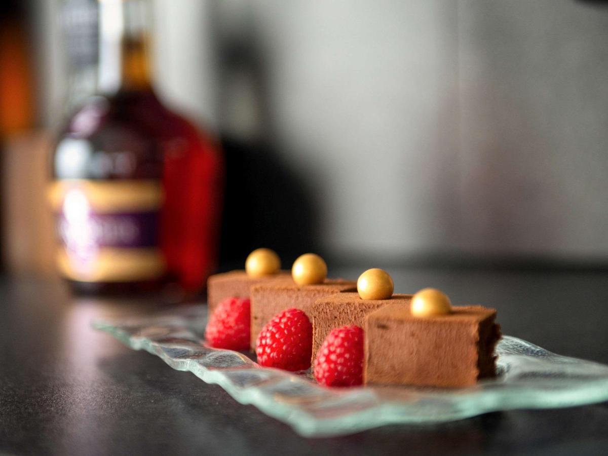 โซฟิเทลลอนดอนแกทวิคโฮเต็ล Hotel ฮอร์เลย์ ภายนอก รูปภาพ Chocolate dessert with raspberries
