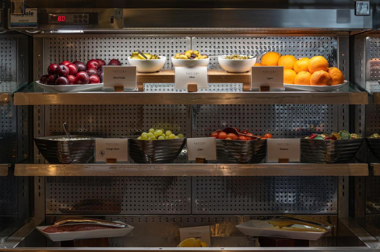 โซฟิเทลลอนดอนแกทวิคโฮเต็ล Hotel ฮอร์เลย์ ภายนอก รูปภาพ Breakfast buffet at Sofitel Paris
