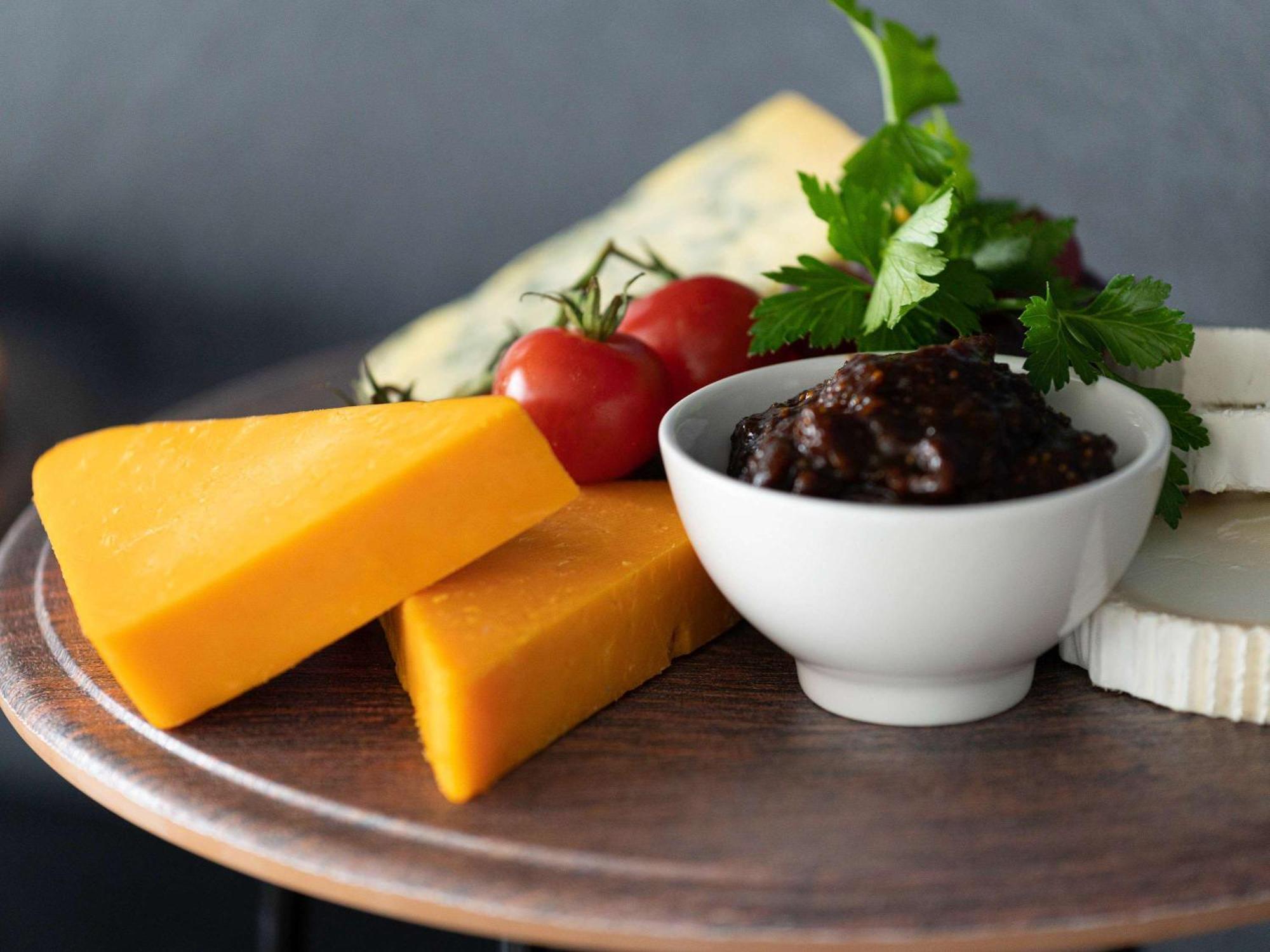 โซฟิเทลลอนดอนแกทวิคโฮเต็ล Hotel ฮอร์เลย์ ภายนอก รูปภาพ Cheese