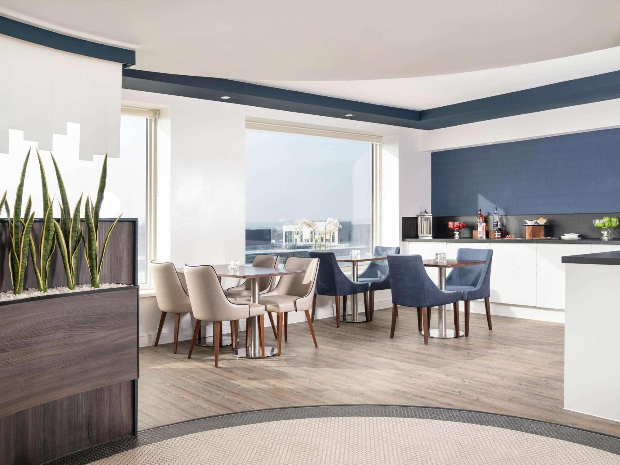 โซฟิเทลลอนดอนแกทวิคโฮเต็ล Hotel ฮอร์เลย์ ภายนอก รูปภาพ The meeting room of the 10th floor
