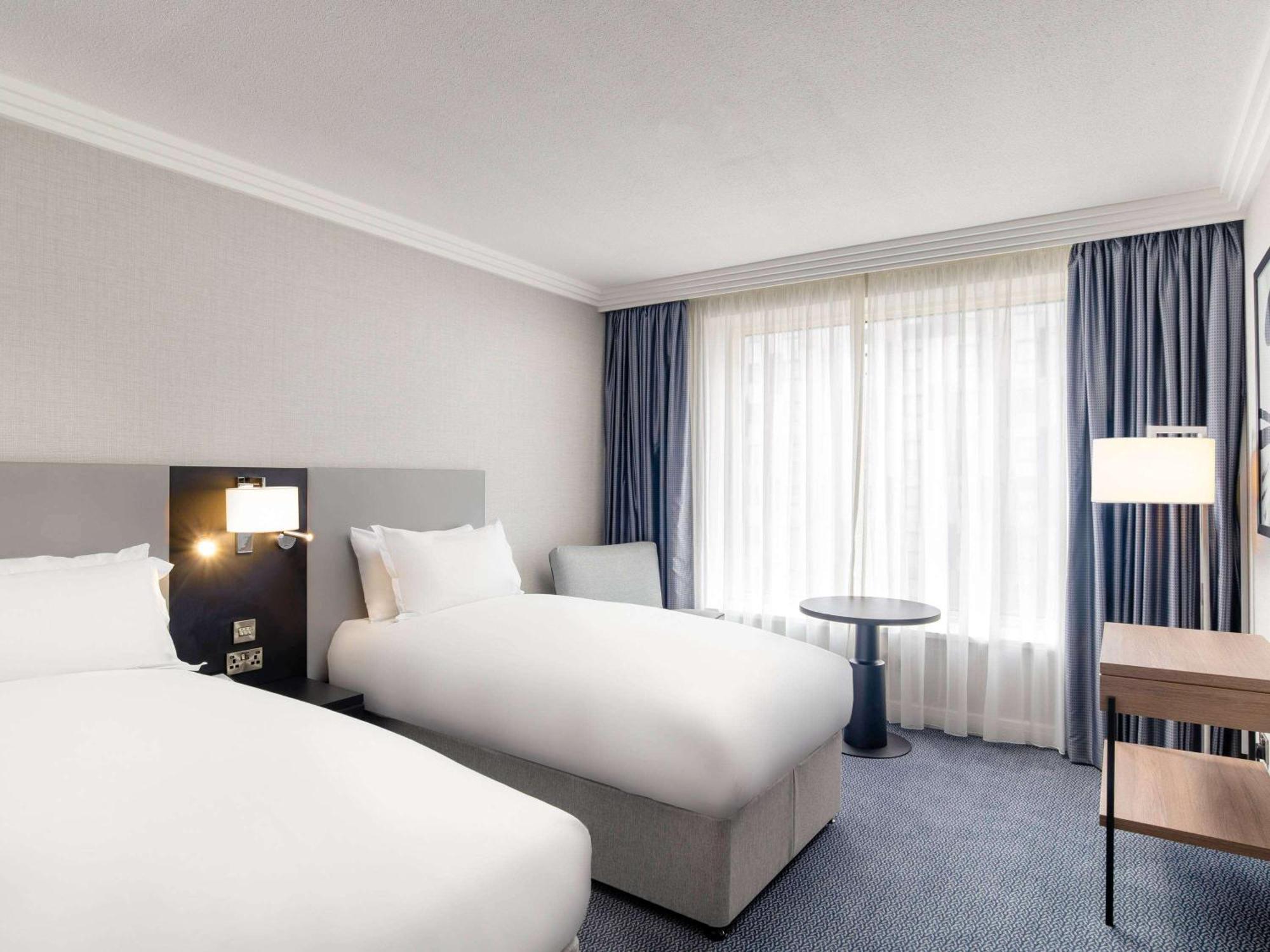 โซฟิเทลลอนดอนแกทวิคโฮเต็ล Hotel ฮอร์เลย์ ภายนอก รูปภาพ A room at the hotel