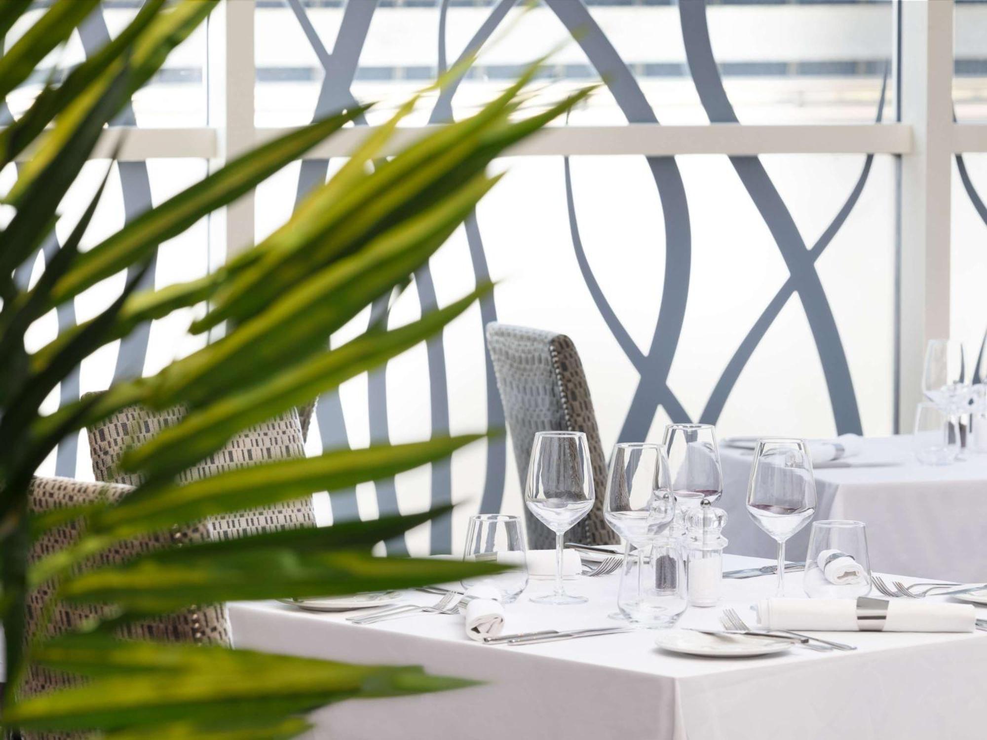 โซฟิเทลลอนดอนแกทวิคโฮเต็ล Hotel ฮอร์เลย์ ภายนอก รูปภาพ The restaurant