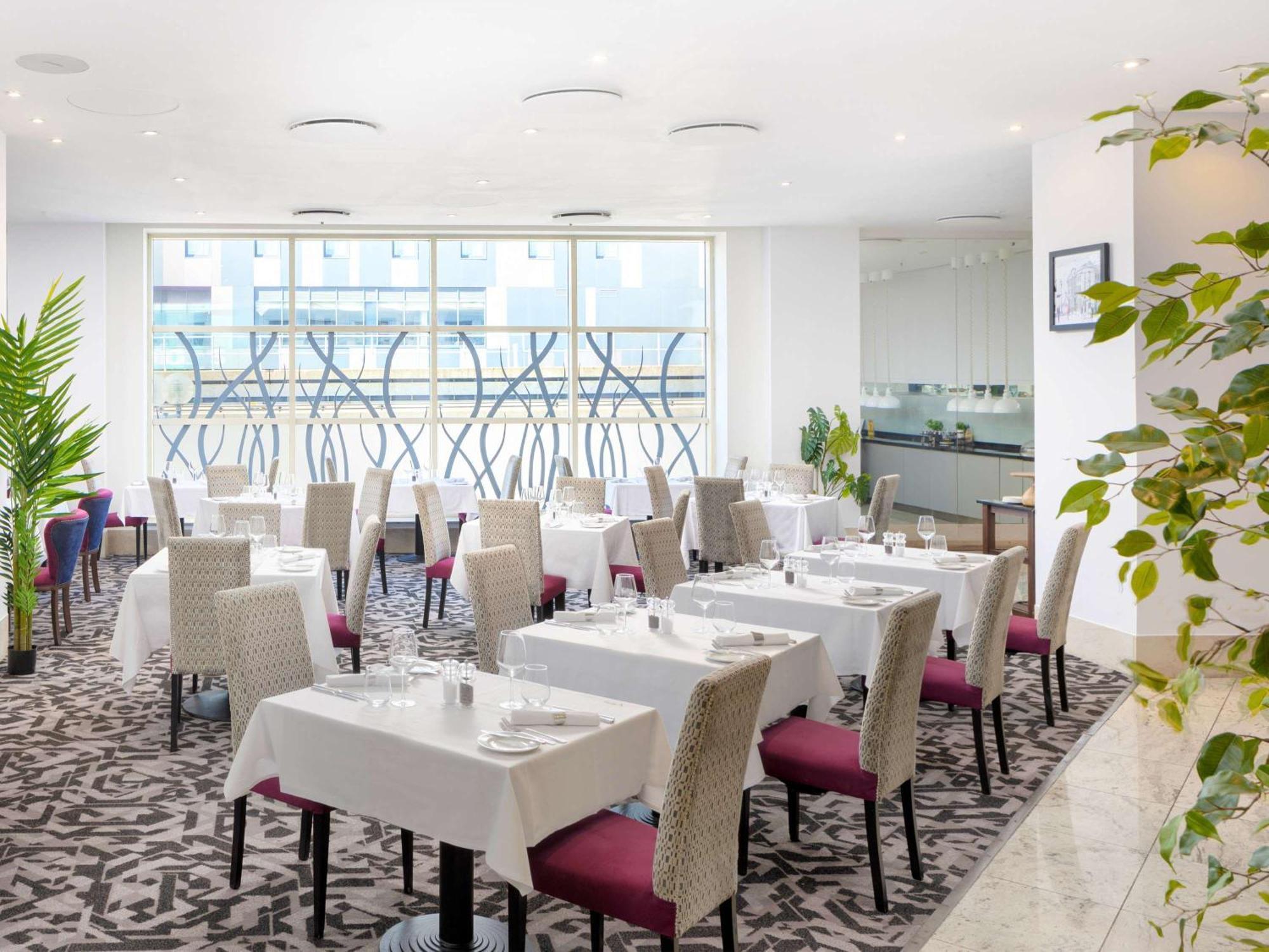 โซฟิเทลลอนดอนแกทวิคโฮเต็ล Hotel ฮอร์เลย์ ภายนอก รูปภาพ The restaurant