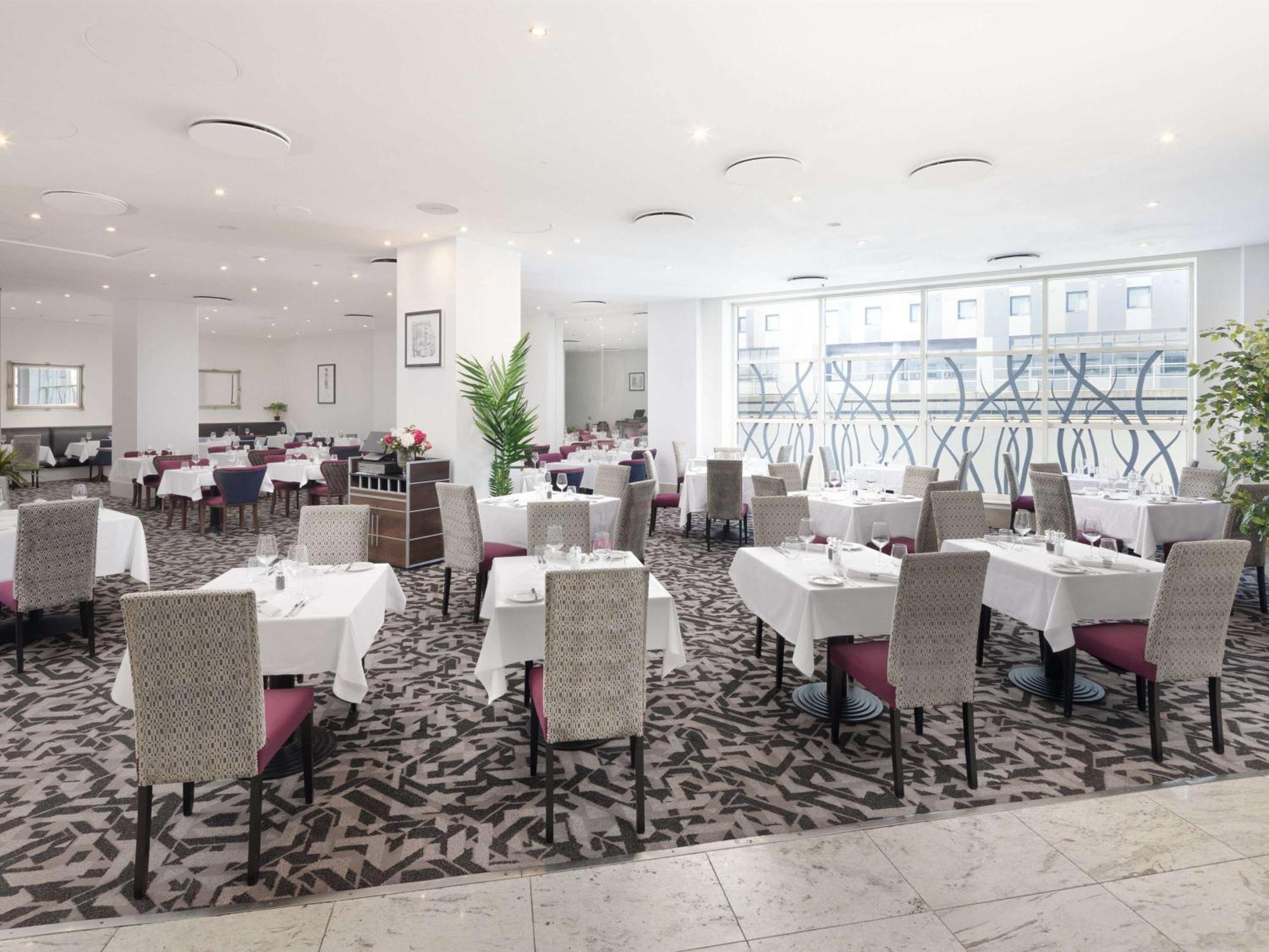 โซฟิเทลลอนดอนแกทวิคโฮเต็ล Hotel ฮอร์เลย์ ภายนอก รูปภาพ The restaurant
