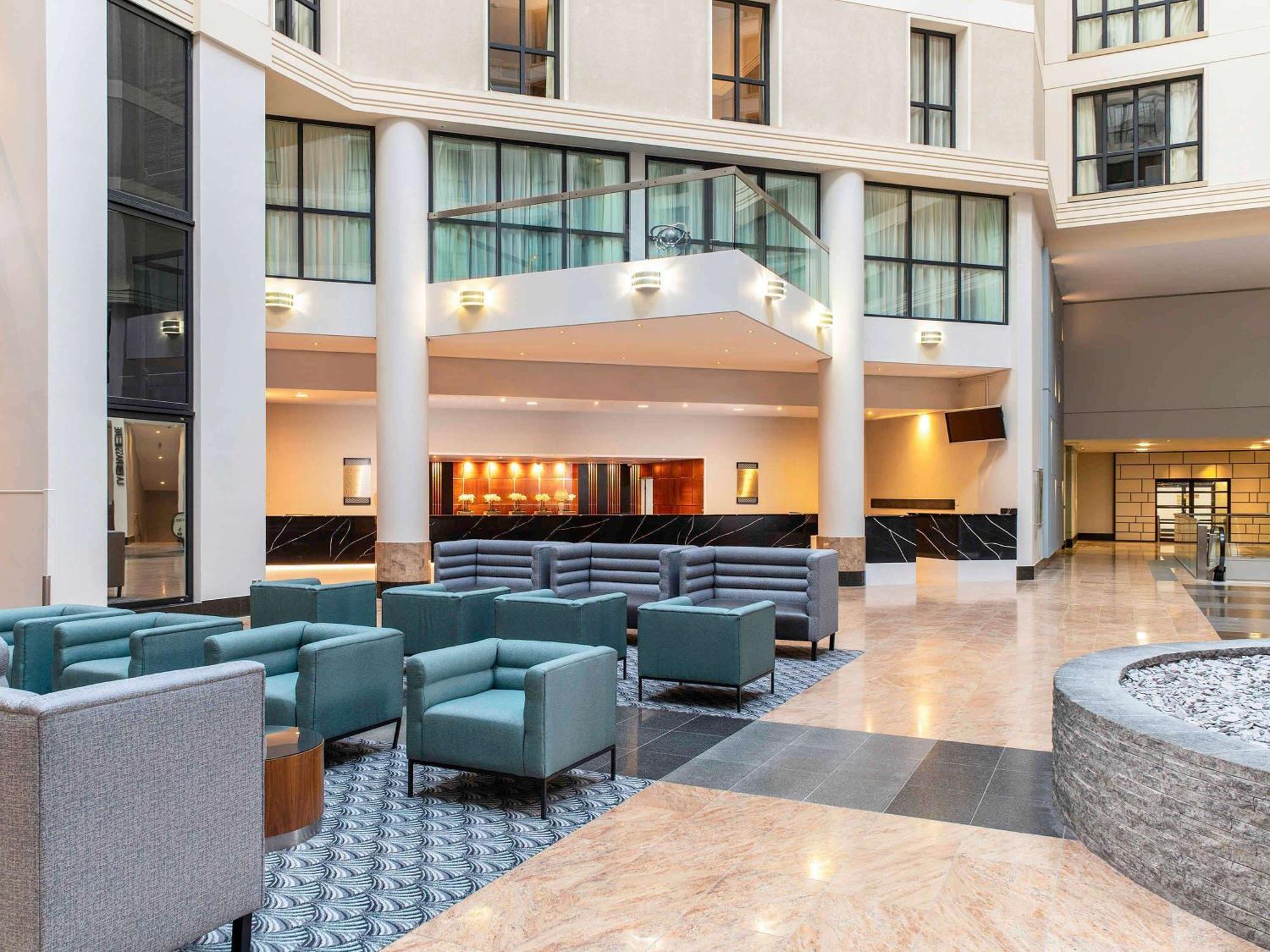 โซฟิเทลลอนดอนแกทวิคโฮเต็ล Hotel ฮอร์เลย์ ภายนอก รูปภาพ The reception area of the hotel