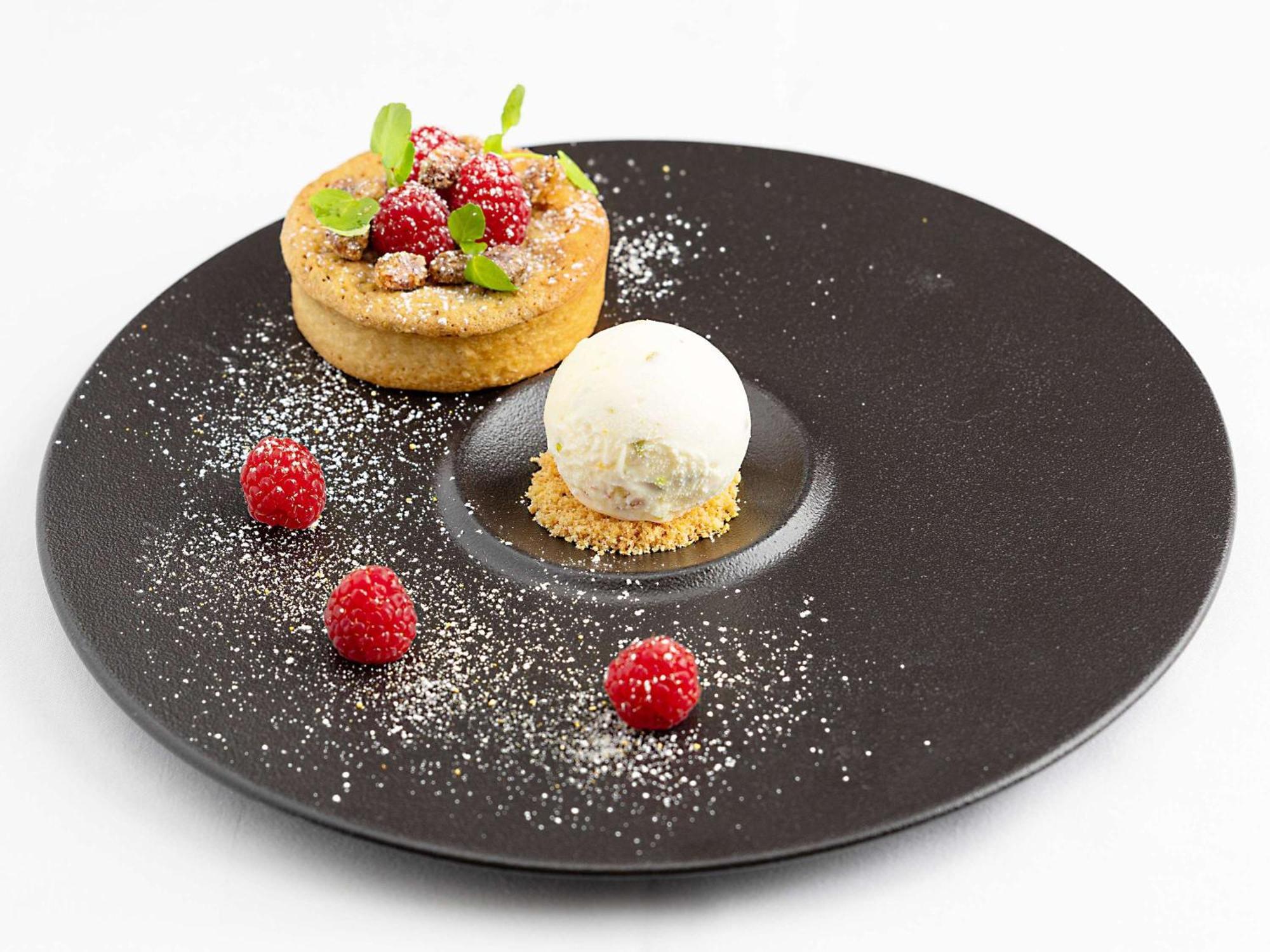 โซฟิเทลลอนดอนแกทวิคโฮเต็ล Hotel ฮอร์เลย์ ภายนอก รูปภาพ A dessert at a restaurant