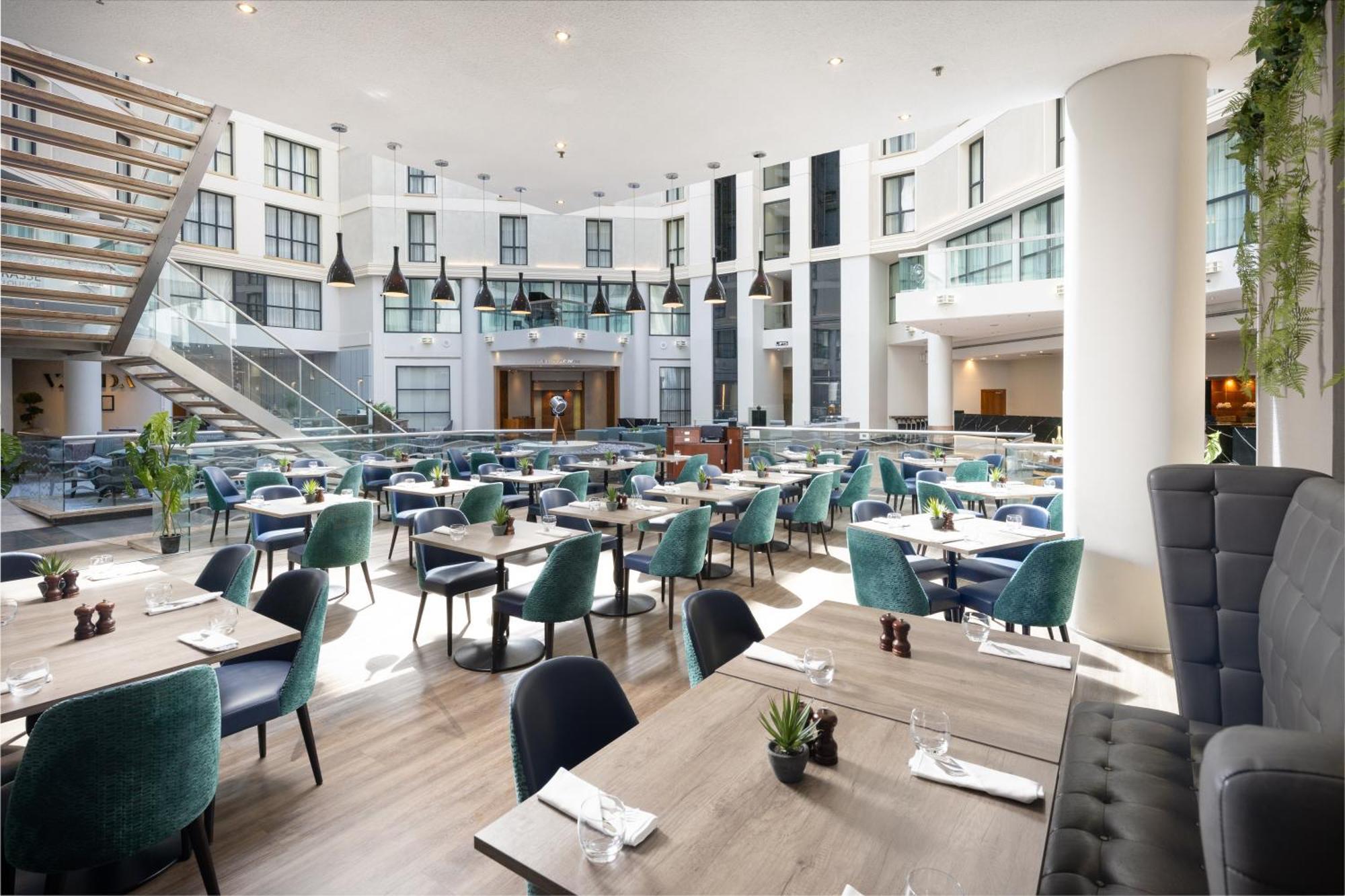 โซฟิเทลลอนดอนแกทวิคโฮเต็ล Hotel ฮอร์เลย์ ภายนอก รูปภาพ The interior of the hotel