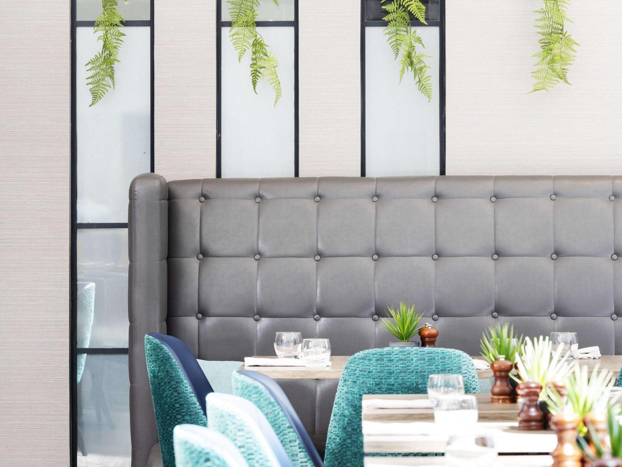 โซฟิเทลลอนดอนแกทวิคโฮเต็ล Hotel ฮอร์เลย์ ภายนอก รูปภาพ The interior of a restaurant