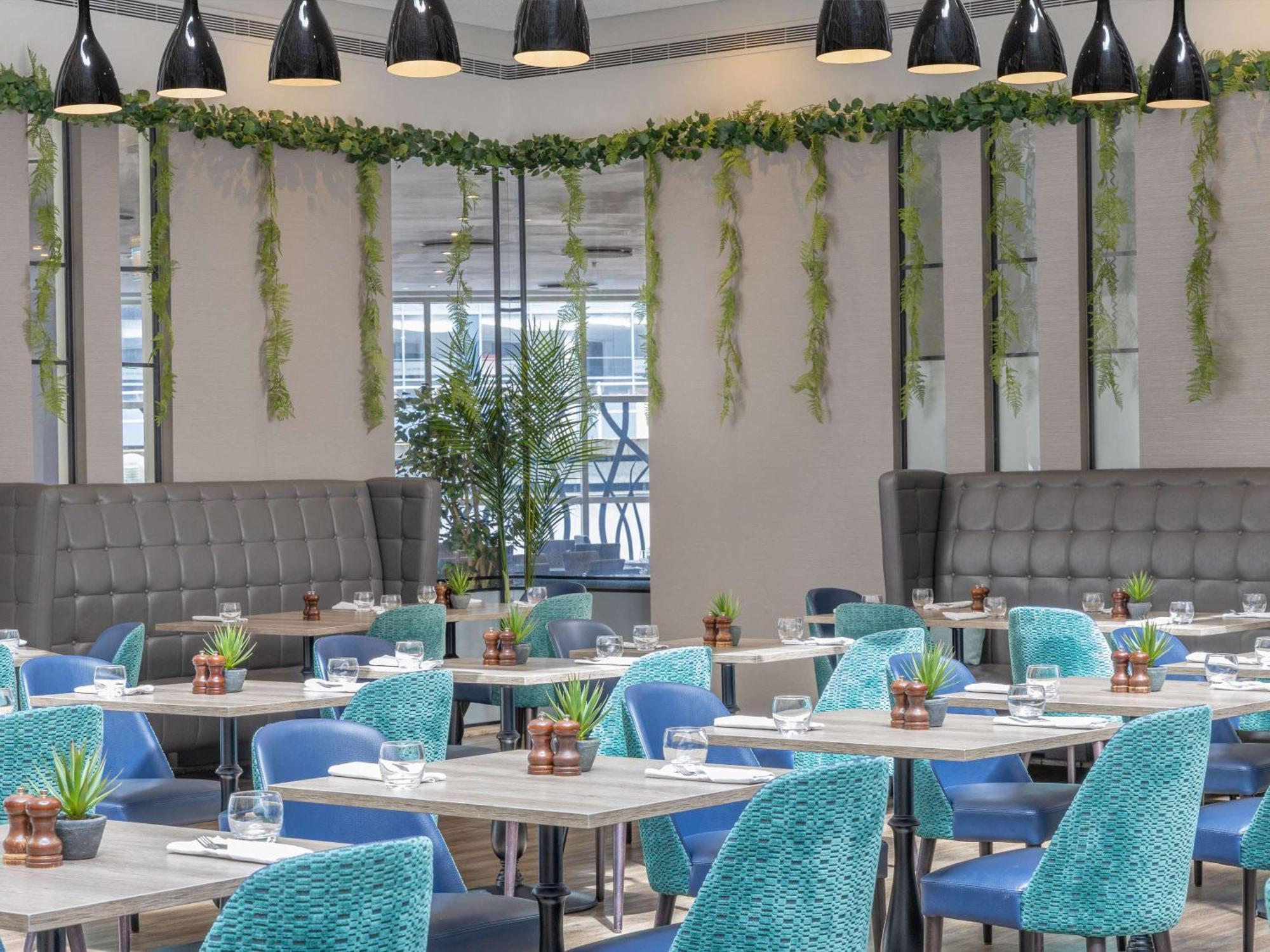 โซฟิเทลลอนดอนแกทวิคโฮเต็ล Hotel ฮอร์เลย์ ภายนอก รูปภาพ The interior of the restaurant